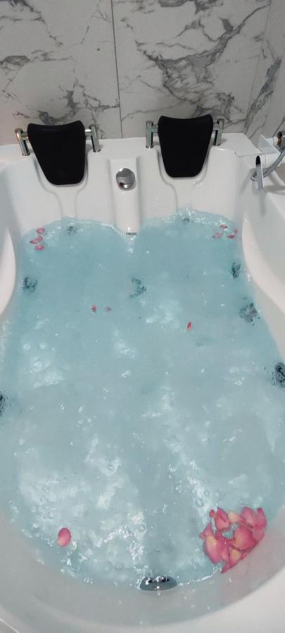 شقة Jacuzzi Belle View Sinaia-Free Parking المظهر الخارجي الصورة