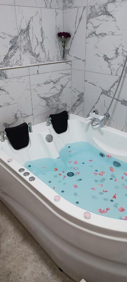 شقة Jacuzzi Belle View Sinaia-Free Parking المظهر الخارجي الصورة