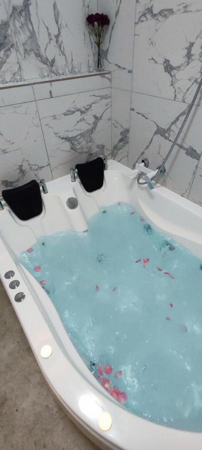 شقة Jacuzzi Belle View Sinaia-Free Parking المظهر الخارجي الصورة