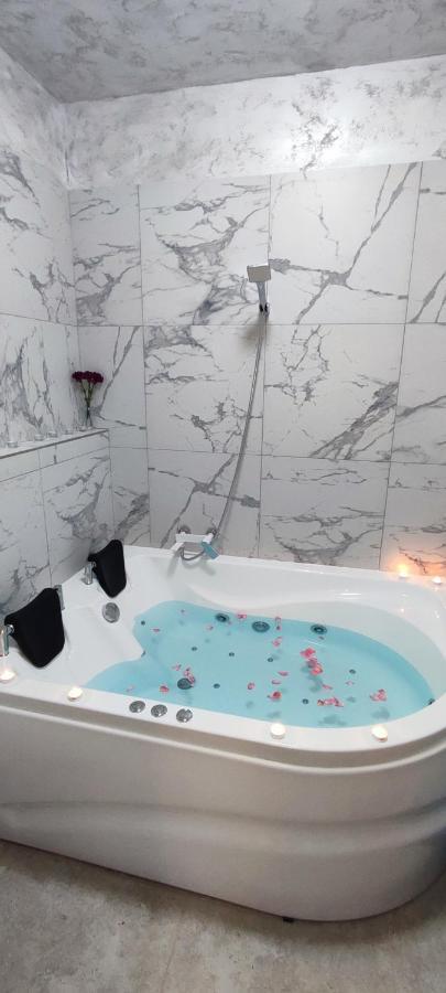 شقة Jacuzzi Belle View Sinaia-Free Parking المظهر الخارجي الصورة